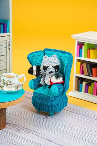 Gus the Reader Raccoon - Freddy Goat - Yarn & Colors Must Have