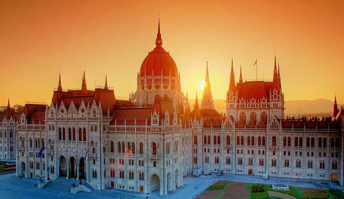House-of-Parliament-at-dusk