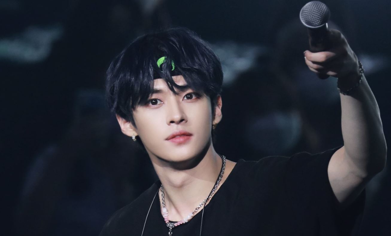 Stray-Kids-Lee-Know-epically-rejects-a-fan-who-proposed-to-him-in-the-United-States